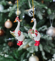 Новогодняя игрушка "Гусь бело-красный с подарком" 10 см