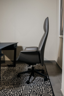 Кресло офисное Poltrona Frau Downtown President, Seppia