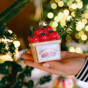 Елочная игрушка "Ящик клубники" 9 см