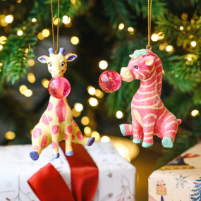 Игрушка на елку "Жираф жует жвачку" 9 см