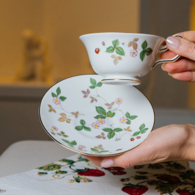 Чашка чайная с блюдцем Wild Strawberry 177 мл