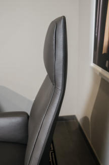 Кресло офисное Poltrona Frau Downtown President, Seppia