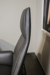 Кресло офисное Poltrona Frau Downtown President, Seppia