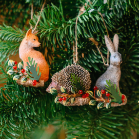 Елочная игрушка "Лиса на бревне" 6 см