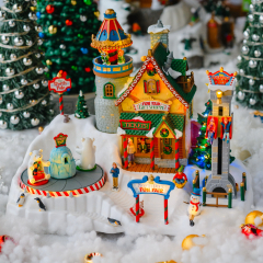 Фигурка музыкальная "Ярмарка развлечений на Северном полюсе" 35,6х24,3х27,9 см