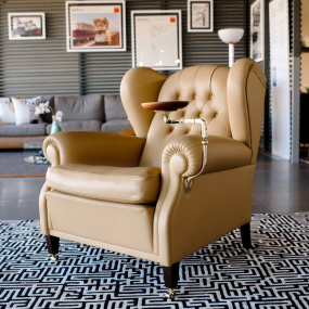 Кресло с подставкой Poltrona Frau 1919