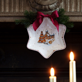 Салатник-звезда "Пряничная деревня" Winter Bakery Delight 24,5 см