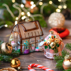 Елочная игрушка "Лейка с цветами" 8 см