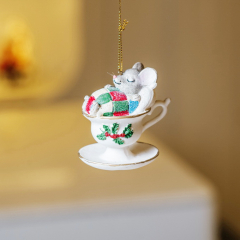 Елочная игрушка "Мышка в чашке спит" 7,6 см