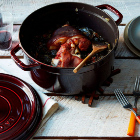 Кокот круглый La Cocotte 28 см / 6,7 л, гранатовый